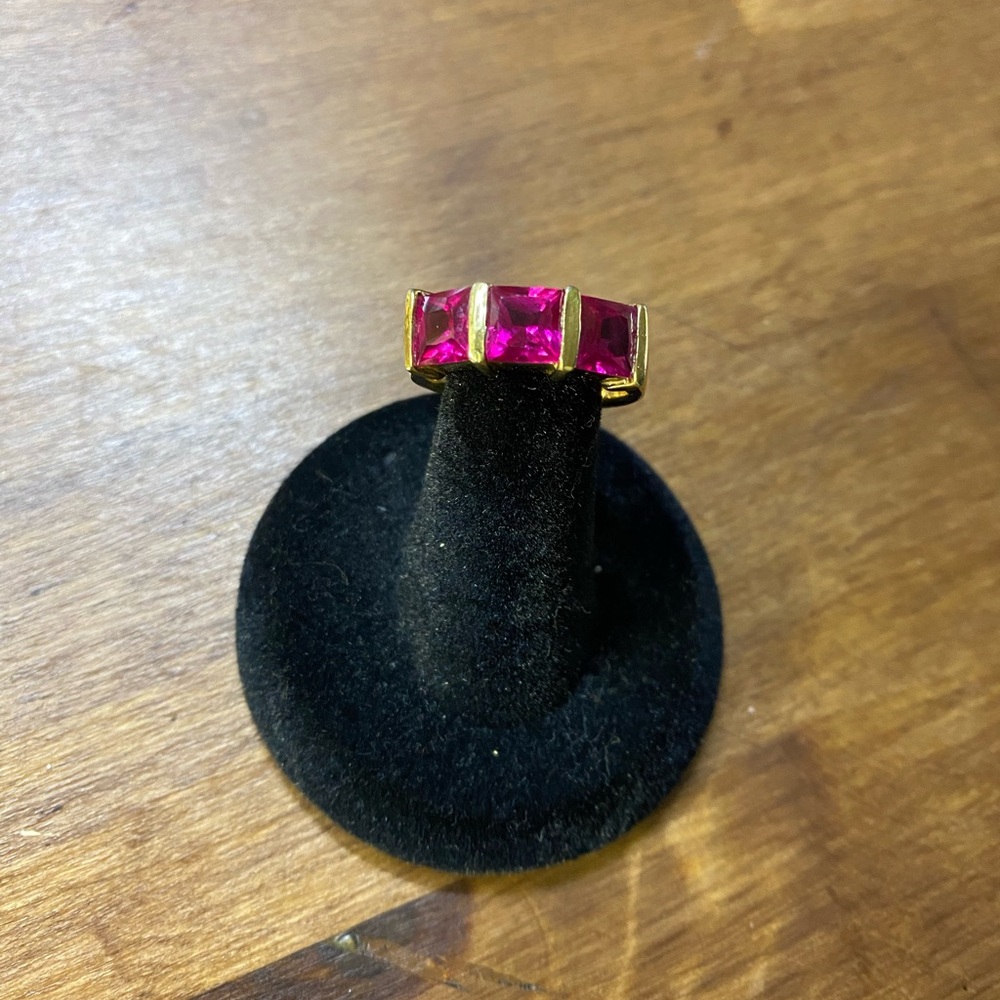 Vintage 3-stone magenta ring in gold plated sterling silver